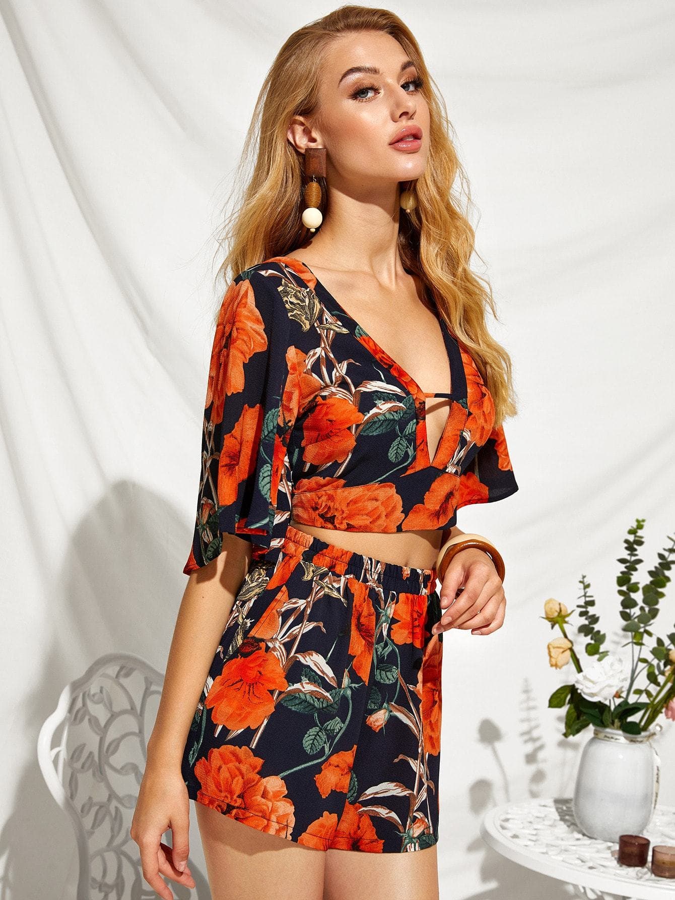 Keyhole Neckline V-cut Floral Print Crop Top & Shorts Set