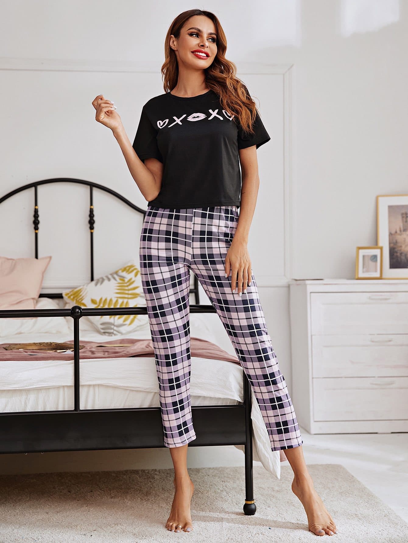 Round Neck Lip and Plaid Print Pyjama Sleepwear Set