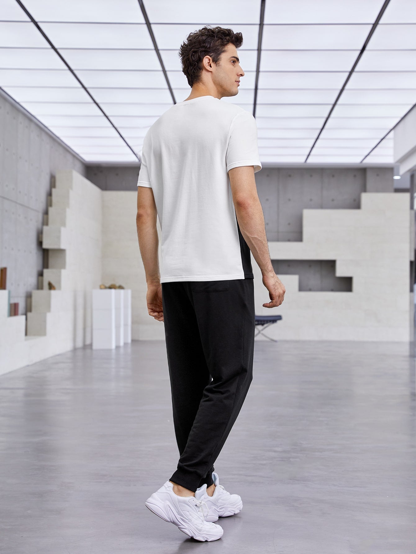 Black White Round Neck Colorblock Pullover and Joggers Set