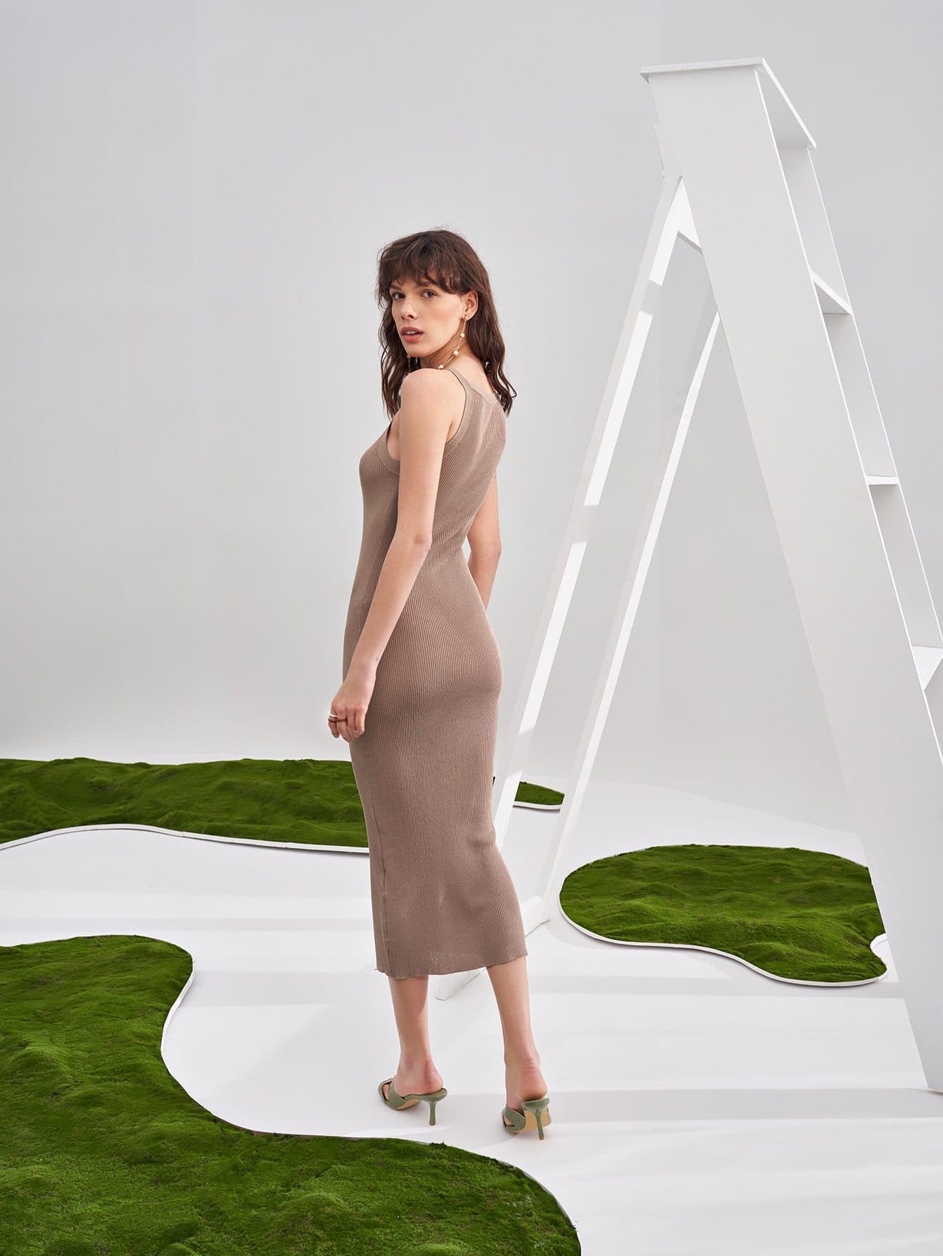 Round Neck Sleeveless Solid Slim Fit Jumper Dress