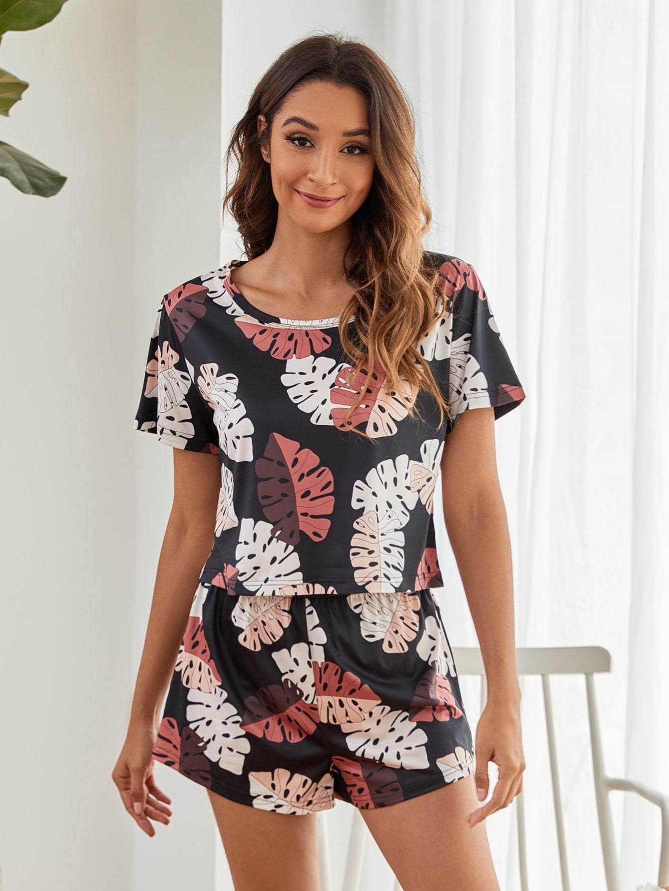 Round Neck Tropical Print Round Neck Top and Shorts Pyjama Sleepwear Set