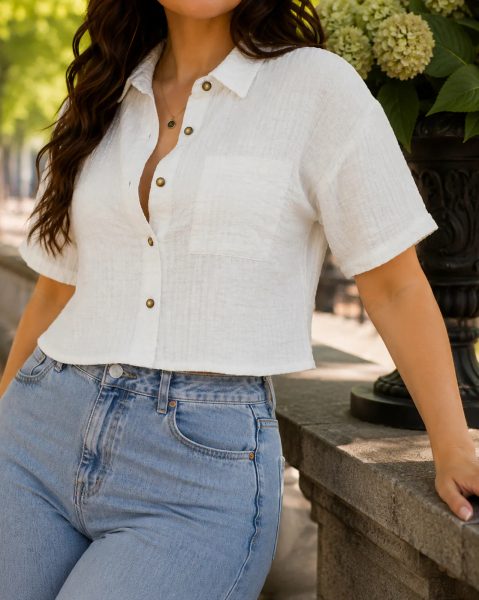 Womenโs Spread Collar Short Sleeve Shirt With Pocket