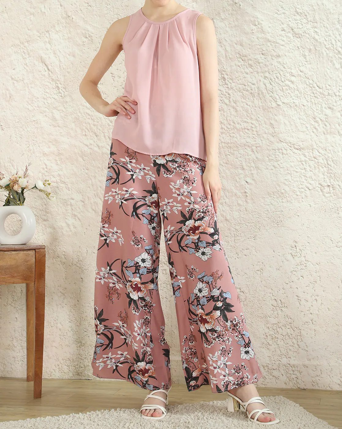 Women Sleeveless Pleated Top & Floral Print Palazzos