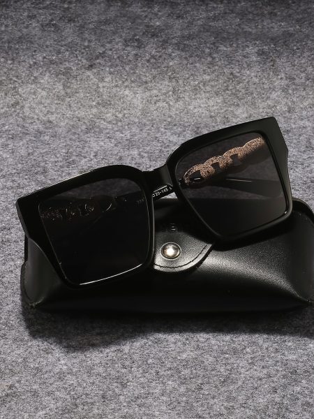 Black Chain Decor Geometric Frame UV Protected Sunglasses