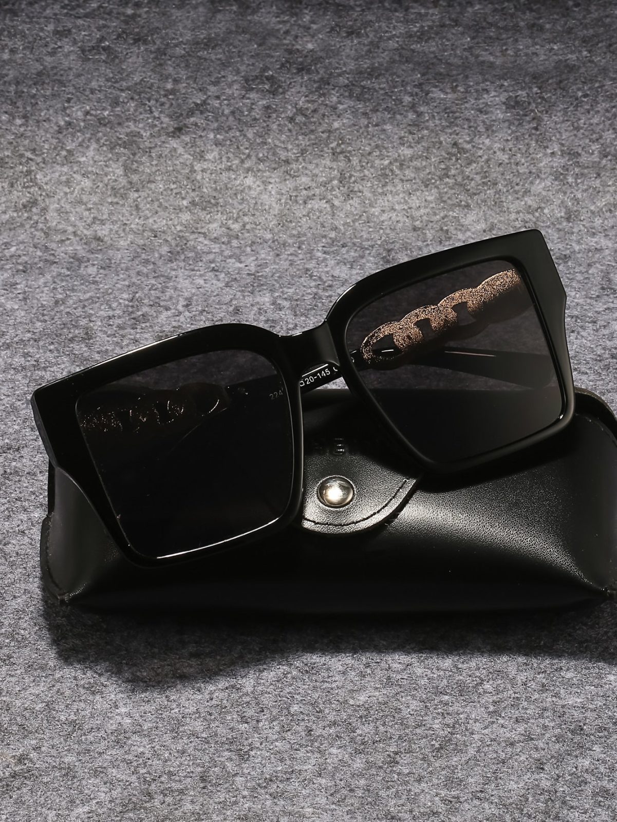 Black Chain Decor Geometric Frame UV Protected Sunglasses